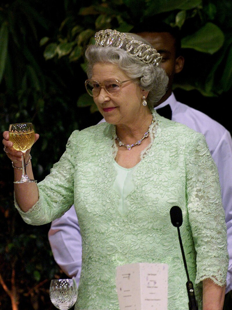 Queen Elizabeth erhebt das Glas. (Bild: AFP APA/Photo by Juda NGWENYA / POOL / AFP)