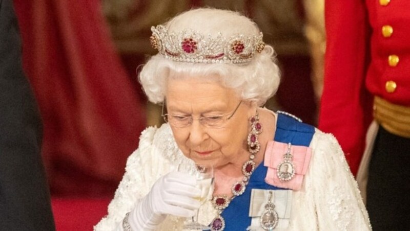 Queen Elizabeth II. soll auf ihren abendlichen Schlummertrunk verzichten. (Bild: APA/Photo by Dominic Lipinski/AFP)