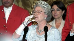 Königin Elizabeth soll auf Anraten ihrer Ärzte keinen Alkohol mehr trinken. (Bild: Kent Gavin / EPA / picturedesk.com)