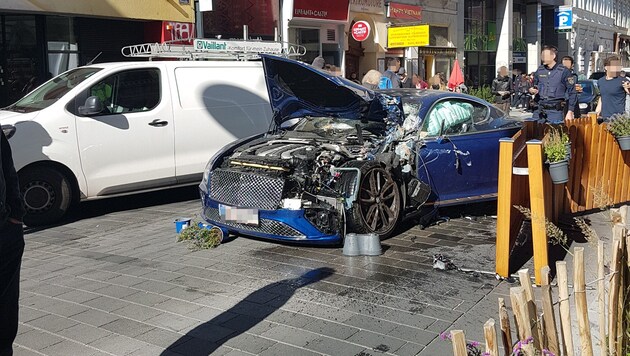Der Bentley wurde bei dem Unfall massiv beschädigt. (Bild: "Krone"-Leserreporter, Krone KREATIV)