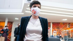 SPÖ-Chefin Pamela Rendi-Wagner mit einer „Orange the World“-Maske (Bild: APA/GEORG HOCHMUTH)