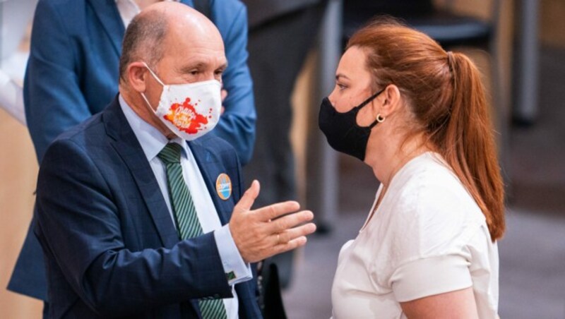 Nationalratspräsident Wolfgang Sobotka (ÖVP) im Gespräch mit der Abgeordneten Nina Tomaselli (Grüne) (Bild: APA/GEORG HOCHMUTH)