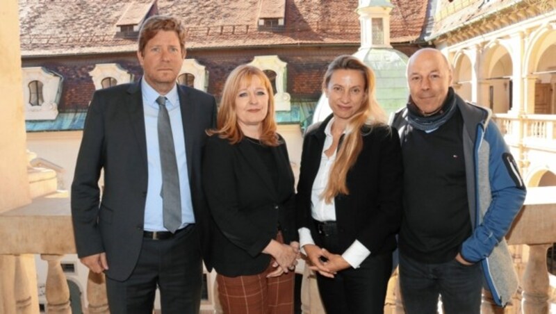 Pflegegipfel in der Steiermark: Forscher Wolfgang Habacher, Michaela Wlattnig (Pflegeombudsschaft), LR Juliane Bogner-Strauß, Primar Erich Schaflinger (v. li.). (Bild: Christian Jauschowetz)