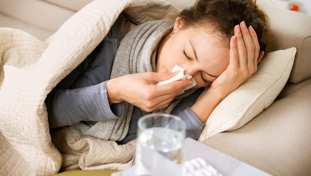 Cough, cold, fever: thousands are currently confined to bed (symbolic image) (Bild: Subbotina Anna - stock.adobe.com)