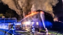 Das Feuer griff über den Dachstuhl auf die anderen drei Wohnungen über (Bild: Brunner Images | Brunner Philipp)