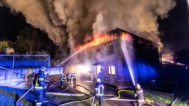 Das Feuer griff über den Dachstuhl auf die anderen drei Wohnungen über (Bild: Brunner Images | Brunner Philipp)