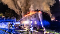 Das Feuer griff über den Dachstuhl auf die anderen drei Wohnungen über (Bild: Brunner Images | Brunner Philipp)
