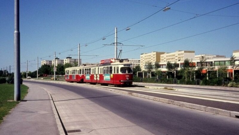 Einst fuhr die Bim in die Großfeldsiedlung - eine Aufnahme aus dem Jahr 1977. (Bild: Kurt Rasmussen)