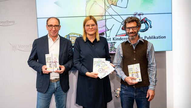 Johannes Rauch, Radverkehrskoordinatorin Anna Schwerzler-Nigg und Stephan Schirmer (aks) präsentierten die neue Broschüre. (Bild: ALEXANDRA_SERRA_FOTO_SERRB_BREGENZ_OESTERREICH)
