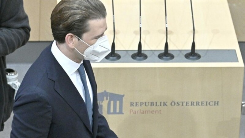 Laut einer aktuellen Umfrage glauben 67 Prozent der Befragten die Vorwürfe gegen Ex-Bundeskanzler Sebastian Kurz (ÖVP). (Bild: APA/HANS PUNZ)