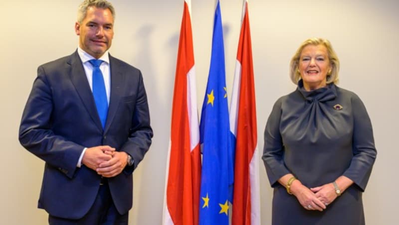 Nehammer und die niederländische Migrationsministerin Ankie Broekers-Knol (Bild: APA/BMI/JÜRGEN MAKOWECZ)