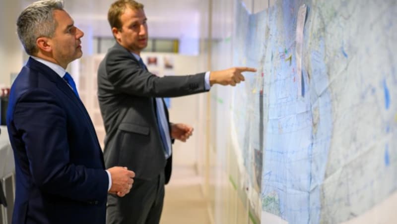 Nehammer beim Besuch der Europol-Zentrale in Den Haag (Bild: APA/BMI/JÜRGEN MAKOWECZ)