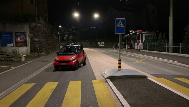 Der 22-Jährige „parkte“ seinen Smart bei laufendem Motor mitten auf der Straße. (Bild: Stadtpolizei St. Gallen)