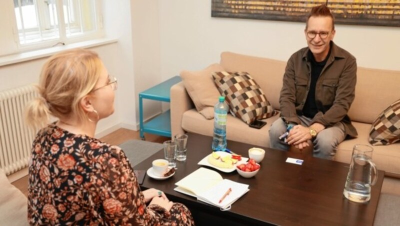 „Krone“-Redakteurin Viktoria Graf beim Interview mit Gerald Hörhan (Bild: Zwefo)