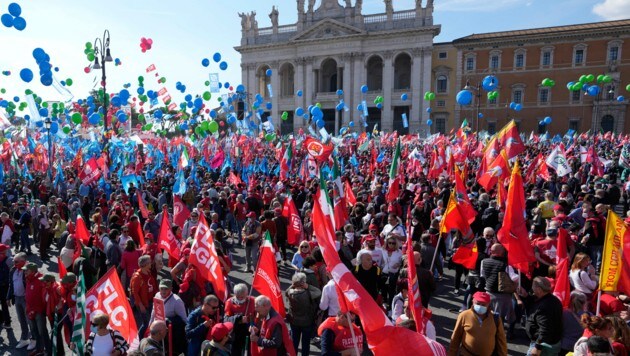Demo in Rom gegen die rechtsextreme Partei FN (Bild: The Associated Press)