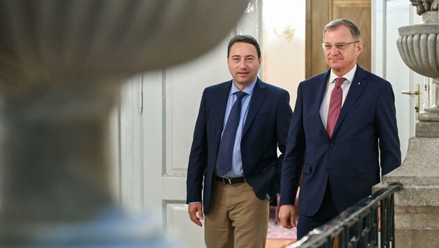 LH Thomas Stelzer (ÖVP, rechts) und LH-Vize Manfred Haimbuchner (FPÖ) am Weg zur Neuauflage von Schwarz-Blau im Land (Bild: Wenzel Markus)
