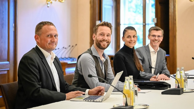 MFG-Team v.l. Gerhard Pöttler, Manuel Krautgartner, Dagmar Häusler, Joachim Aigner beim Kennenlerngespräch mit der ÖVP nach der Landtagswahl in Oberösterreich (Bild: Alexander Schwarzl)