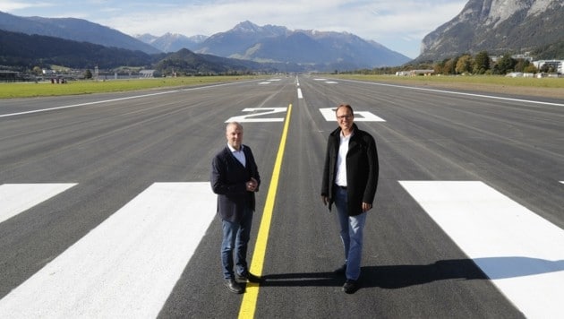„Krone“-Lokalaugenschein auf der neuen Landebahn: Flughafen-Chef Marco Pernetta (r.) und Markus Gassler. (Bild: Birbaumer Christof)
