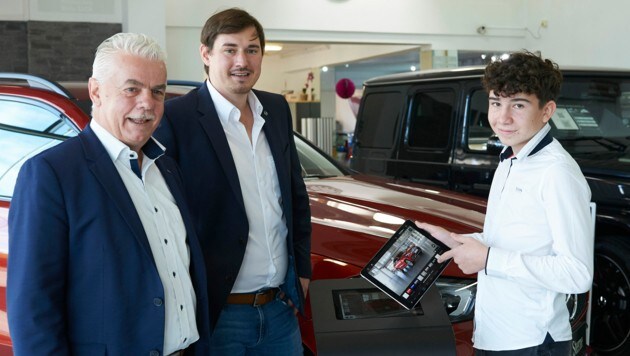Stefan Kneisz, Obmann des Fahrzeughandels, Firmenchef Erich Ermler und Lehrling Dominic Enz (v. li.). (Bild: Emmerich Maedl)