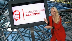 krone.tv-Redakteurin Jana Pasching moderierte die Auftaktveranstaltung zur Hans-Dichand-Akademie in Graz. (Bild: Christian Jauschowetz)