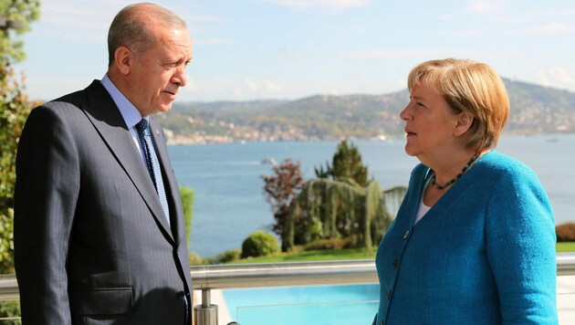 Deutschlands Bundeskanzlerin Angela Merkel traf am Samstag in Istanbul auf den türkischen Präsidenten Recep Tayyip Erdogan (Bild: AFP)