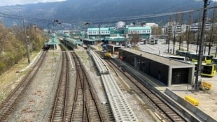 Nach mehreren Alarmierungen innerhalb von wenigen Tagen, gab es nun auch am Bahnhof in Bregenz eine Bombendrohung (Symbolbild). (Bild: Sonja Schlingensiepen/Kronenzeitung)