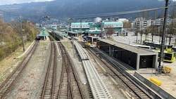 Nach mehreren Alarmierungen innerhalb von wenigen Tagen, gab es nun auch am Bahnhof in Bregenz eine Bombendrohung (Symbolbild). (Bild: Sonja Schlingensiepen/Kronenzeitung)