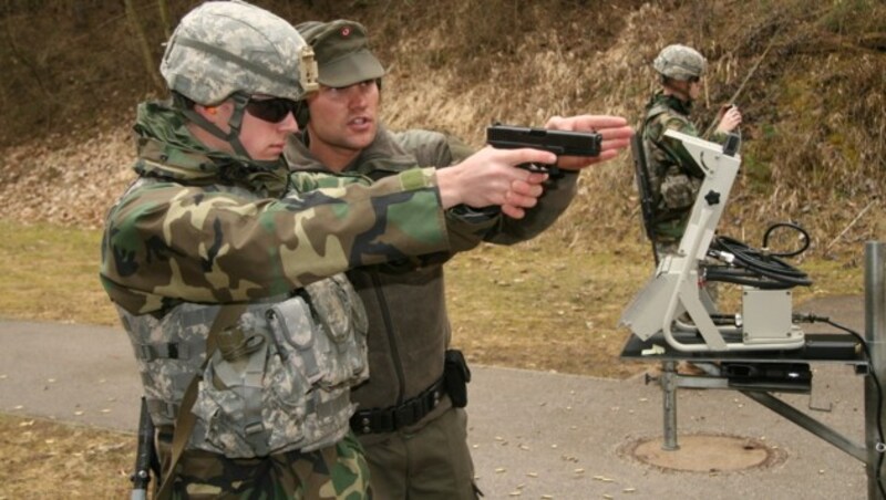 Ein Soldat und ein Nationalgardist beim gemeinsamen Training im Rahmen der Partnerschaft zwischen Österreich und den USA (Bild: Bundesheer)