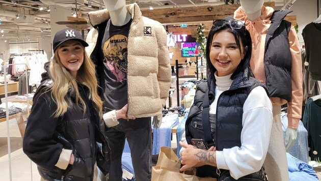 Kleidershops sind in den City-Arkaden gut besucht, auch Julia und Lena schmökern gerne. (Bild: Tragner Christian)