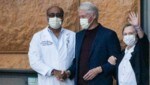 Ex-US-Präsident Bill Clinton und seine Frau Hillary beim Verlasen des Krankenhauses am Sonntag. (Bild: The Associated Press)