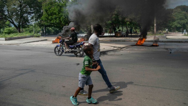 Rauch auf den Straßen von Port-au-Prince im Karibikstaat Haiti (Bild: The Associated Press)