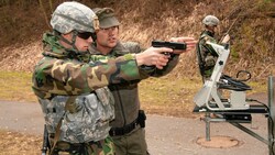 Ein Mitglied der Nationalgarde beim Schusstraining mit Bundesheer-Soldaten (Bild: Bundesheer)