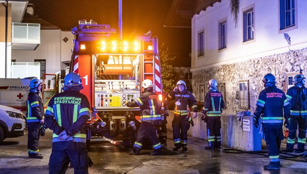 Feuerwehrleuten gelang es, die Frauen aus der Wohnung zu bergen. (Bild: Brunner Images | Brunner Philipp)