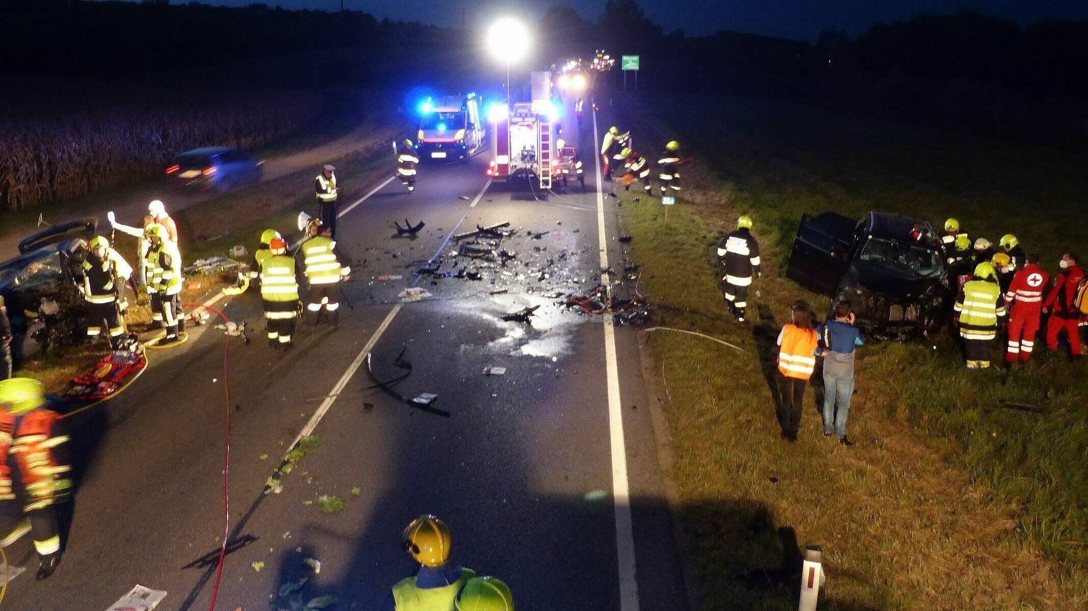 Kritik An Autofahrern - Trümmerfeld Nach Unfall: Zwei Schwerverletzte ...