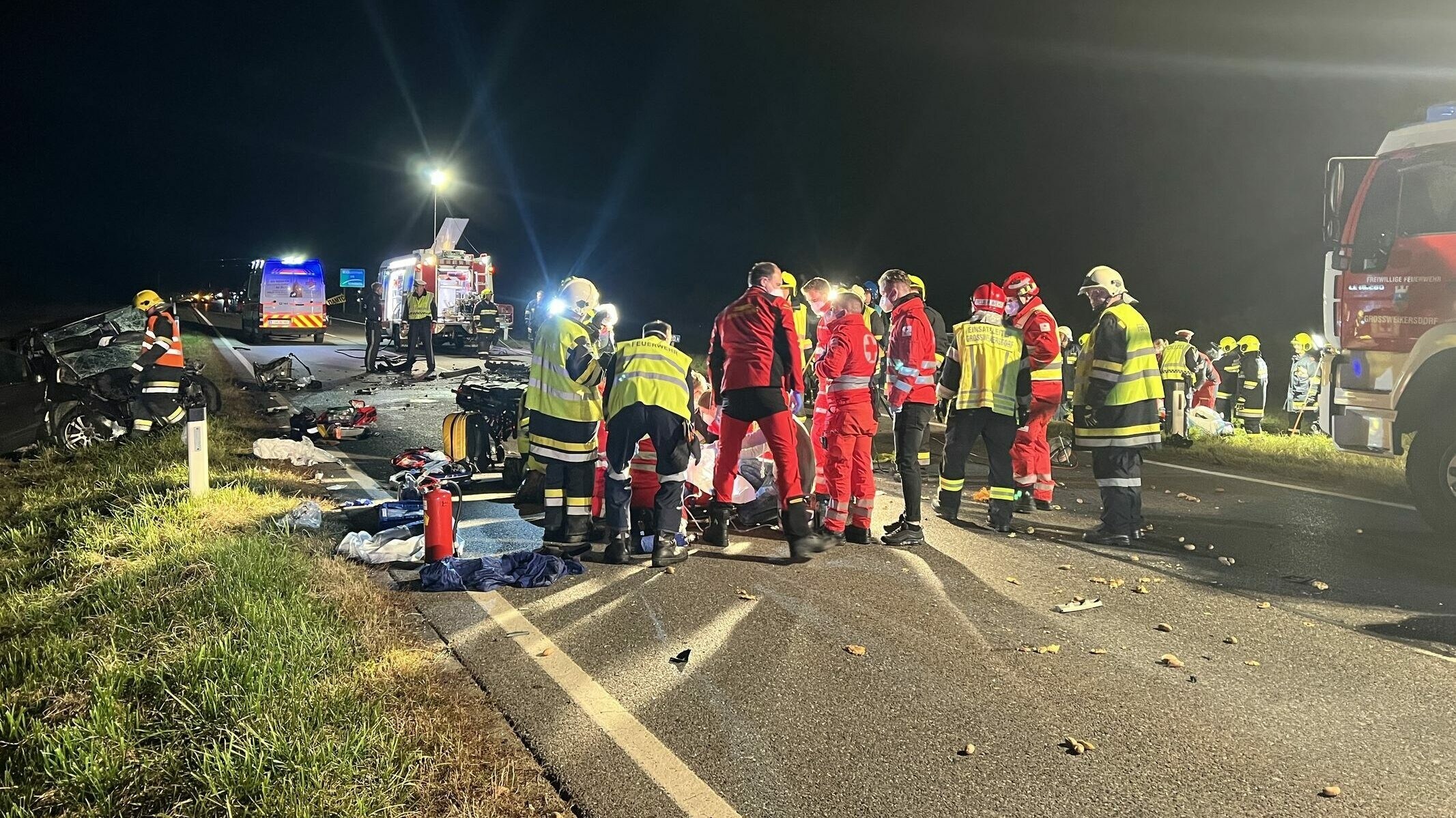 Kritik An Autofahrern - Trümmerfeld Nach Unfall: Zwei Schwerverletzte ...