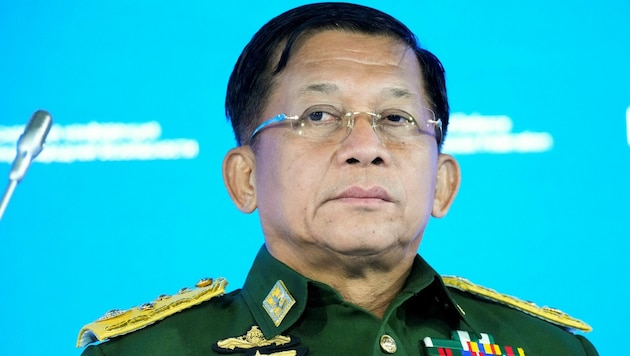 General Min Aung Hlaing macht mit der Freilassung einen Schritt auf die protestierenden Menschen im Land zu. Die Krise in Myanmar hat schon zahlreiche Todesopfer zur Folge. (Bild: AFP/Alexander Zemlianichenko)
