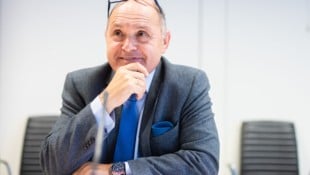 Wolfgang Sobotka, Bauchef des Parlaments, holte am letzten Arbeitstag noch zwei kostbare Kunststücke im Alleingang ins Hohe Haus (Bild: APA/GEORG HOCHMUTH)