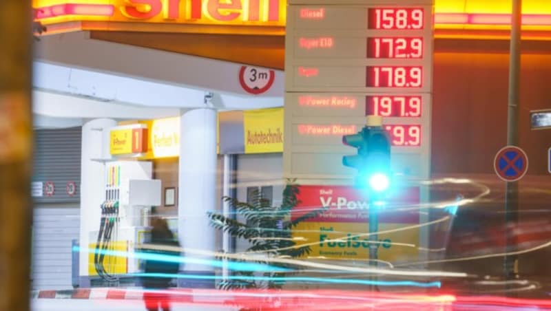 In Deutschland ist der Preis für Diesel am Wochenende auf ein neues Rekordhoch gestiegen. (Bild: APA/dpa/Frank Rumpenhorst)