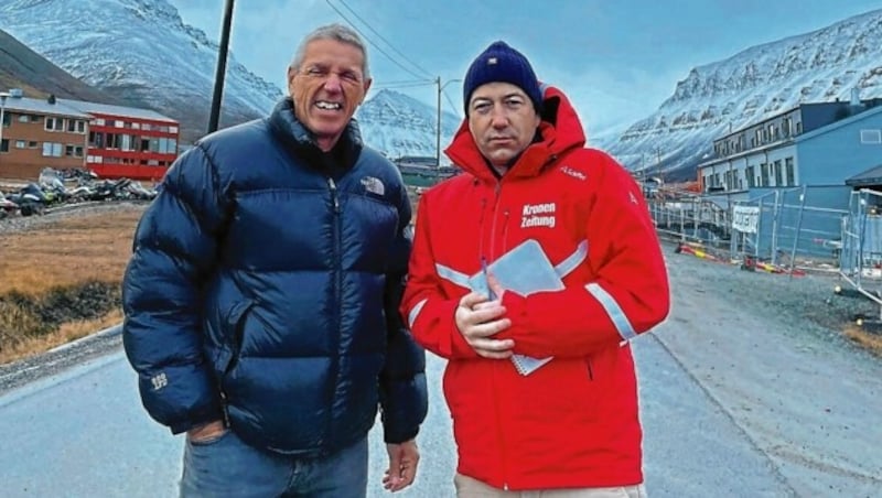 Extremabenteurer und Thriller-Autor Odd Harald Hauge mit „Krone“-Reporter Gregor Brandl im Hauptort Longyearbyen. (Bild: Brandl Gregor)