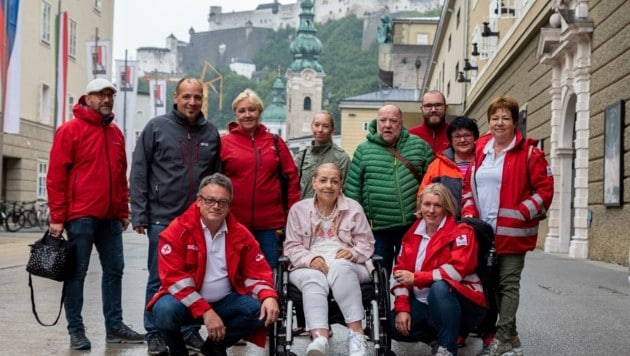 Maria K. (63, Mitte) genoss den schönen Tag mit ihrer Familie und den Rotkreuz-Mitarbeitern (Bild: Jakob Simharl)