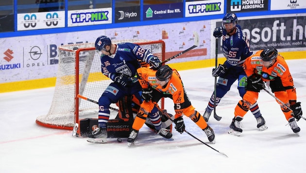 Bisher waren die Grazer Eishockey-Crack (in orange) meist unterlegen. (Bild: Fehervar/Pressroom)