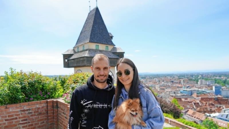 Jon fühlt sich mit Freundin Veronica in Graz unterm Uhrturm pudelwohl. (Bild: Sepp Pail)