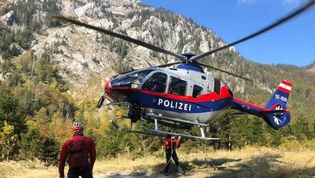 Die Leiche der am Traunstein verunglückten Linzerin (49) wurde vom Team des Polizeihubschraubers „Libelle“ geborgen. Die Bergsteigerin war auf der Südseite des Berges abgestürzt. (Bild: BRD Gmunden)