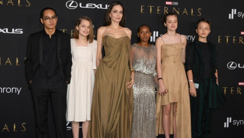 Angelina Jolie und ihre Kinder Maddox, Vivienne, Zahara, Shiloh und Knox bei der Premiere des neuen Marvel-Films „Eternals“ im Dolby-Theatre in Los Angeles (Bild: APA/Photo by VALERIE MACON/AFP)