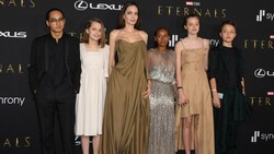 Angelina Jolie und ihre Kinder Maddox, Vivienne, Zahara, Shiloh und Knox bei der Premiere des neuen Marvel-Films „Eternals“ im Dolby-Theatre in Los Angeles (Bild: APA/Photo by VALERIE MACON/AFP)