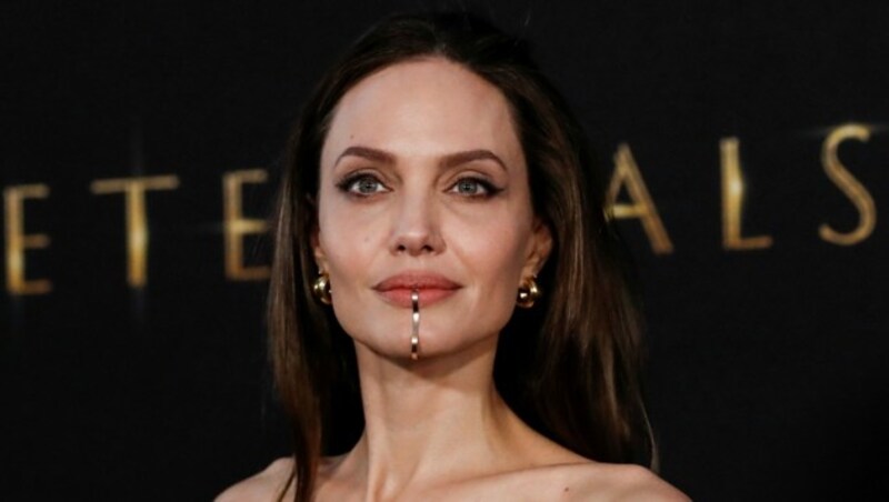 Angelina Jolie trug zur Premiere ihres Films „Eternals“ einen Kinn-Lippen-Schmuck. (Bild: MARIO ANZUONI / REUTERS / picturedesk.com)