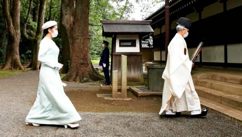 Prinzessin Mako vor ihrem Gebet (Bild: Pool for Yomiuri / AP / picturedesk.com)