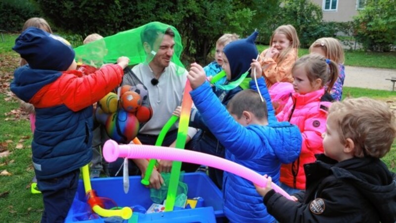 Neureuther tobte sich mit Kindern aus Favoriten aus. (Bild: Zwefo)