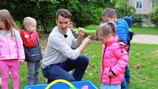 Ex-Skistar Neureuther sorgt an 26 Wiener Kindergärten für mehr Bewegung. (Bild: Zwefo)