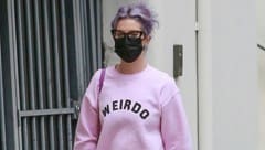 Kelly Osbourne ist im Mai 2021 mit einem „Weirdo“-Sweater unterwegs. (Bild: www.PPS.at)